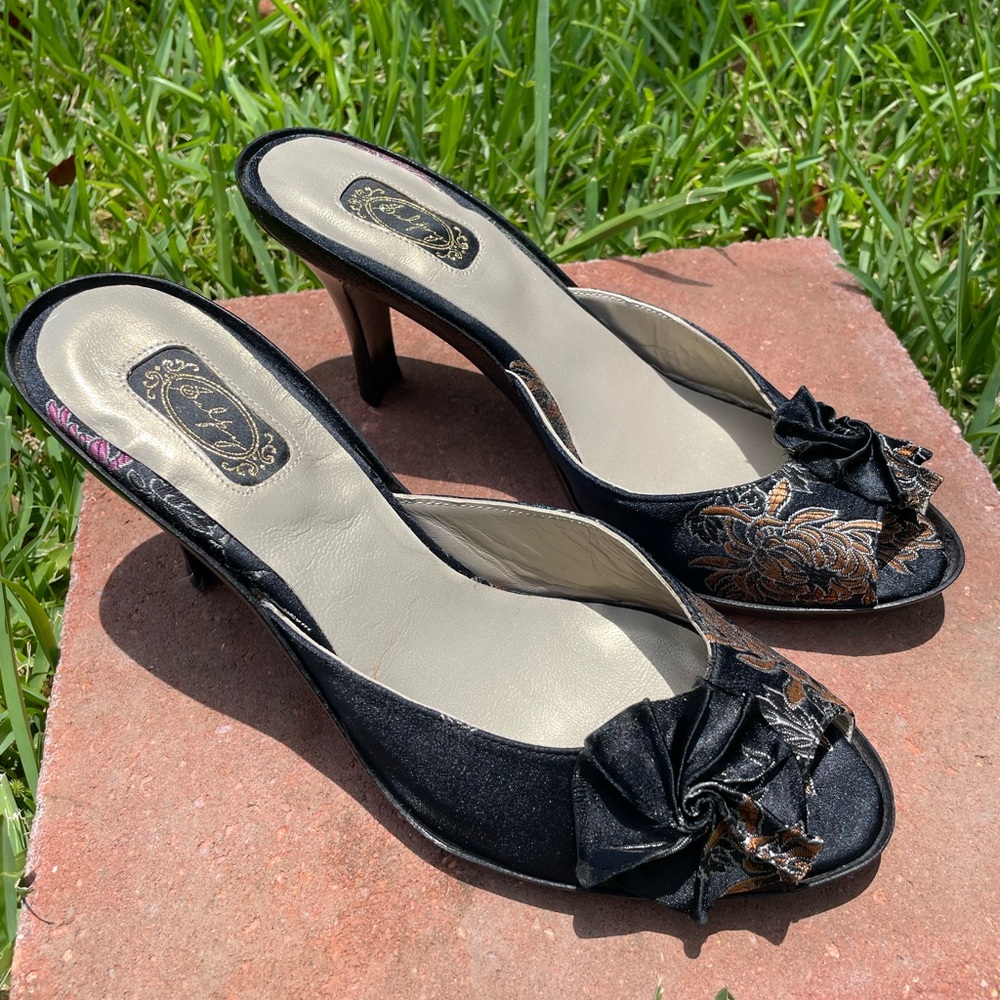 Salpy: Scarlett Black Asian Heels